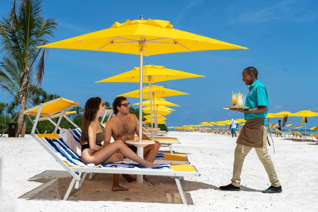 فندق The Mora Zanzibar ماتيموي المظهر الخارجي الصورة Beach service at Atlantis Paradise Island