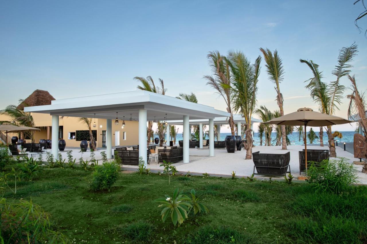 فندق The Mora Zanzibar ماتيموي المظهر الخارجي الصورة The beach at the Grand at Moon Palace