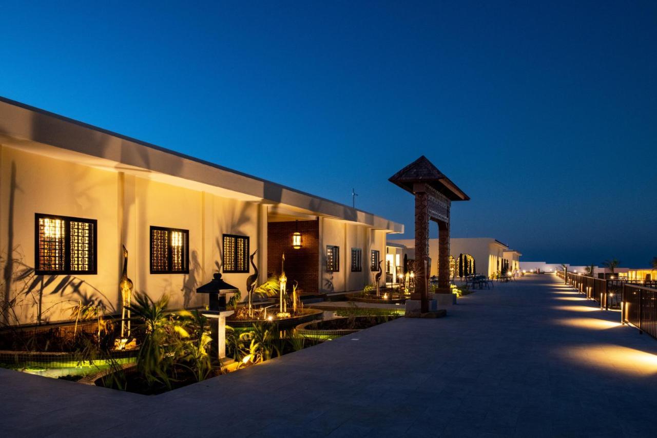 فندق The Mora Zanzibar ماتيموي المظهر الخارجي الصورة The resort at night