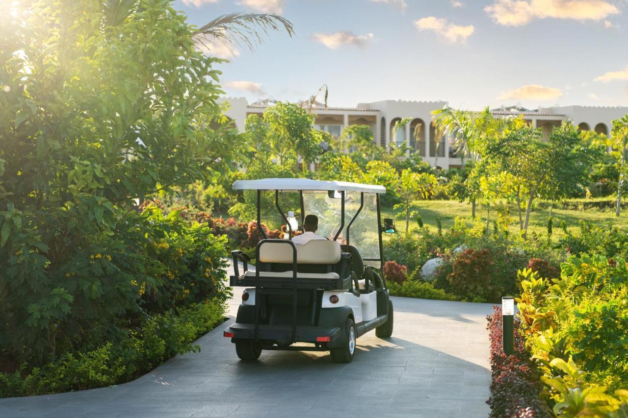 فندق The Mora Zanzibar ماتيموي المظهر الخارجي الصورة Golf cart at the Four Seasons Resort