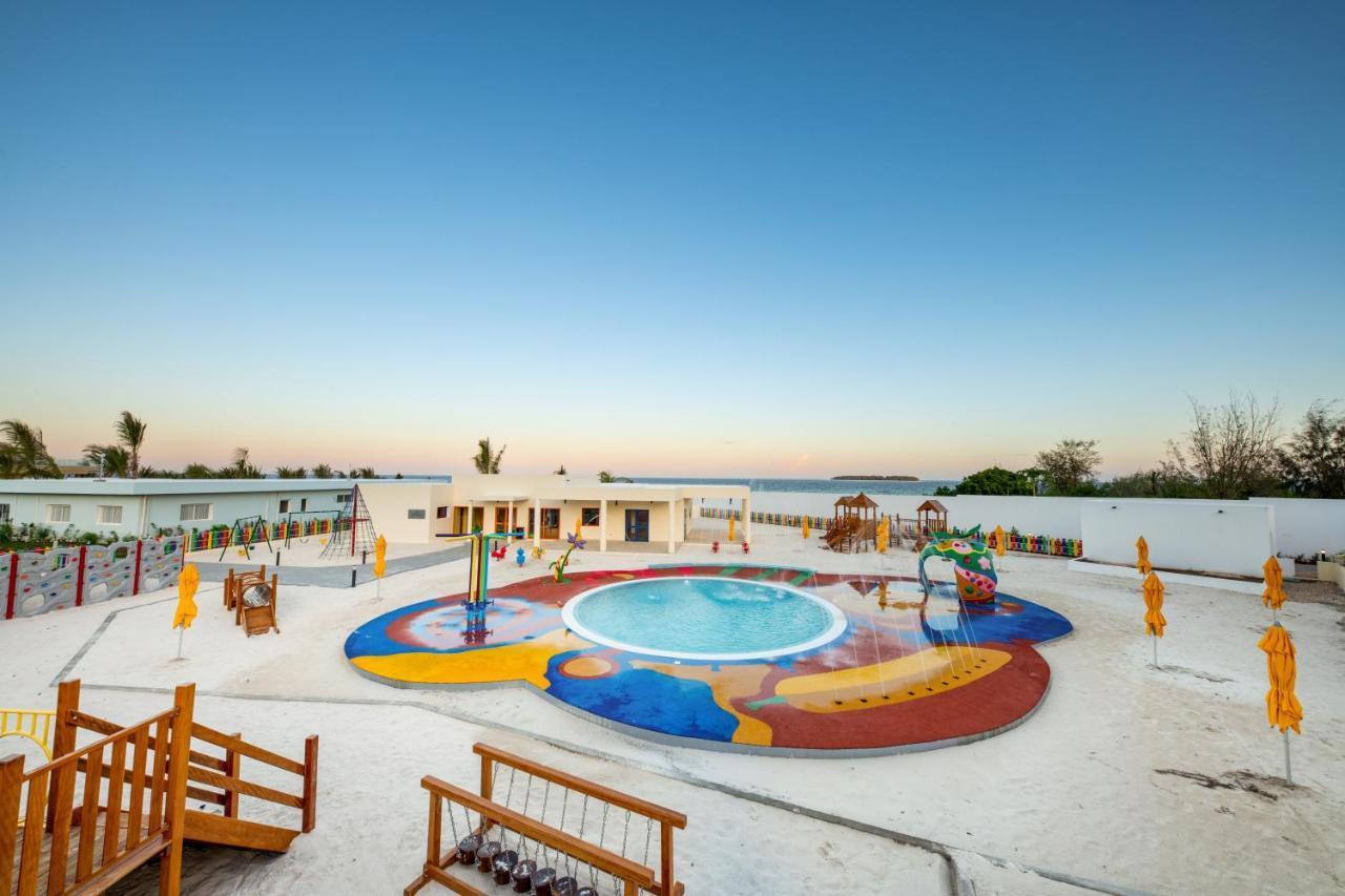 فندق The Mora Zanzibar ماتيموي المظهر الخارجي الصورة The resort's water park