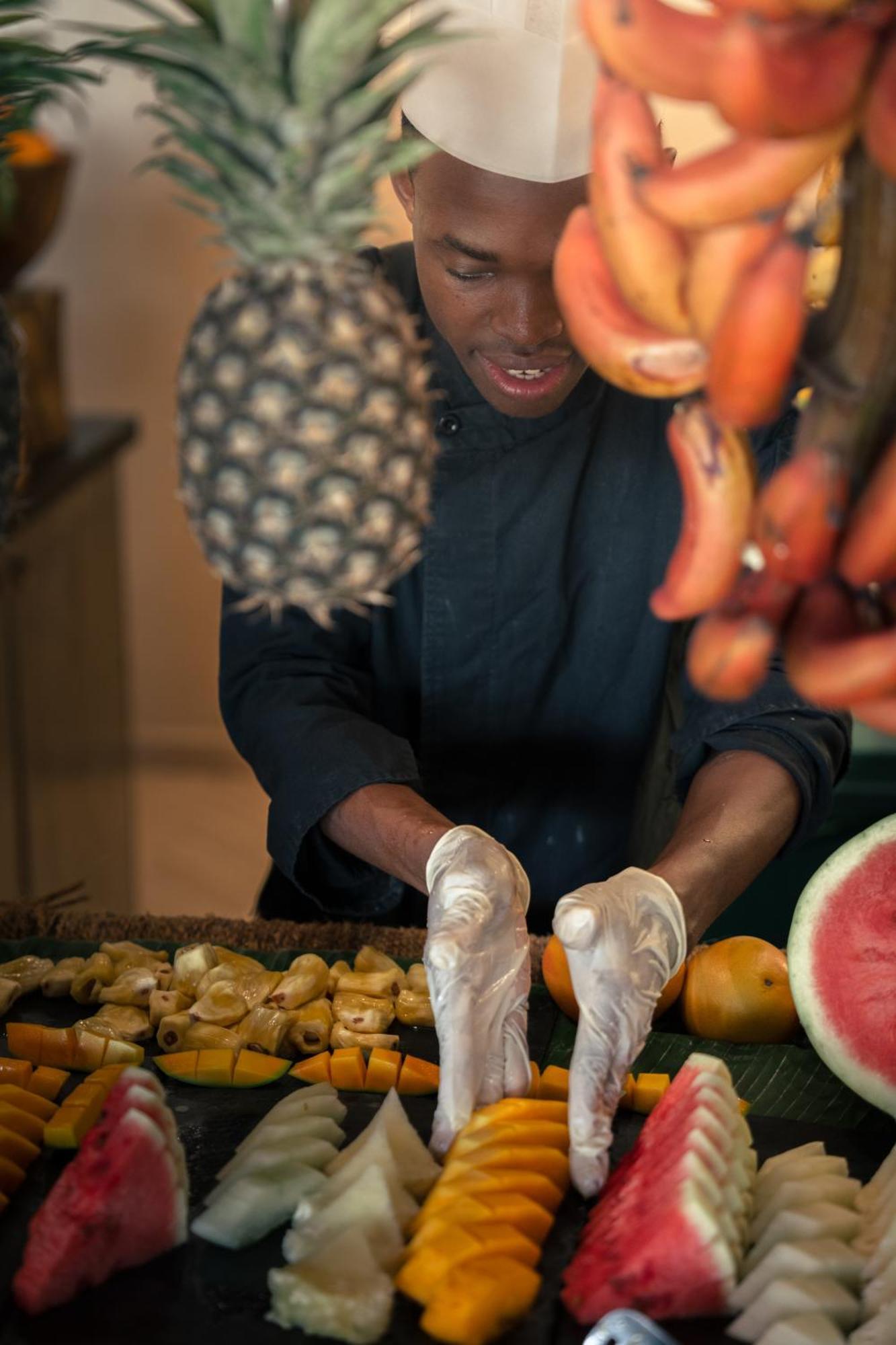 فندق The Mora Zanzibar ماتيموي المظهر الخارجي الصورة A chef preparing fruit